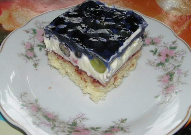 Fotografia przedstawiająca Tęczowe ciasto z owocami