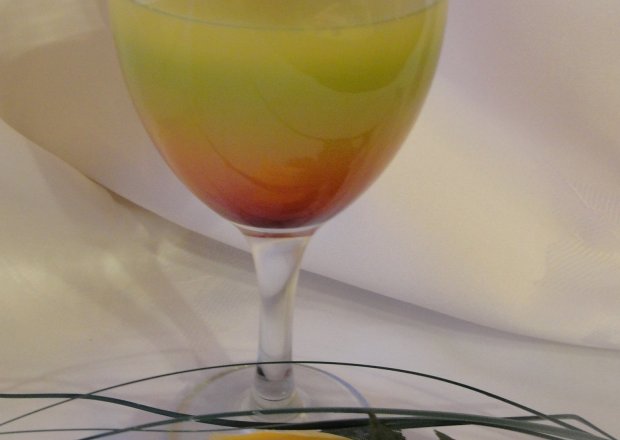 Fotografia przedstawiająca Tęczowy drink z wódką i frugo