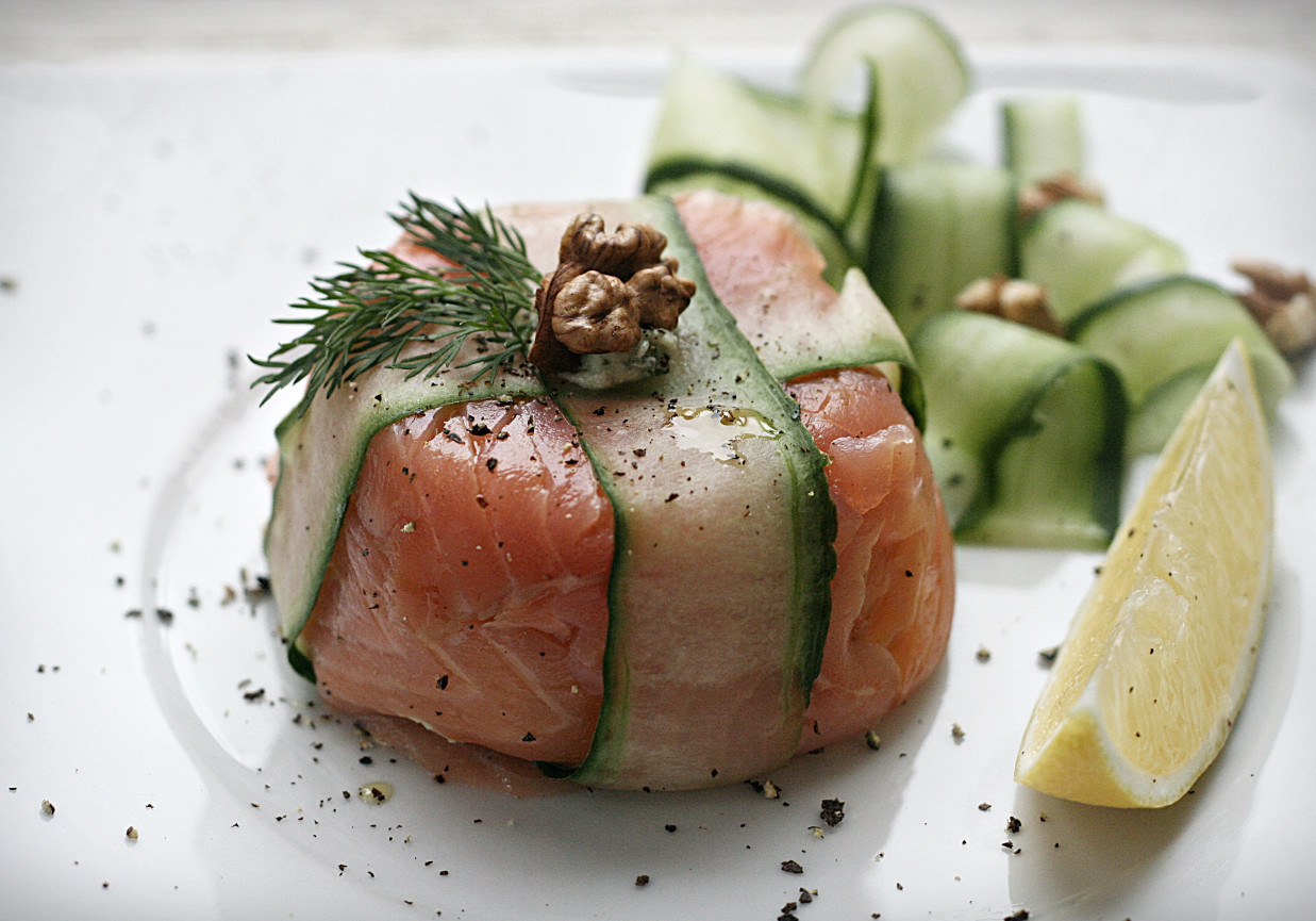 Terrina z awokado, orzechów włoskich i zielonego ogórka z łososiem foto