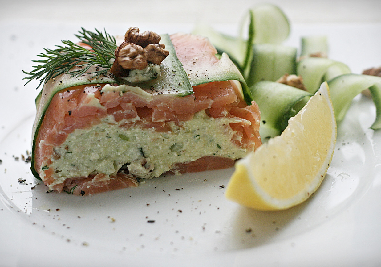 Terrina z awokado, orzechów włoskich i zielonego ogórka z łososiem foto