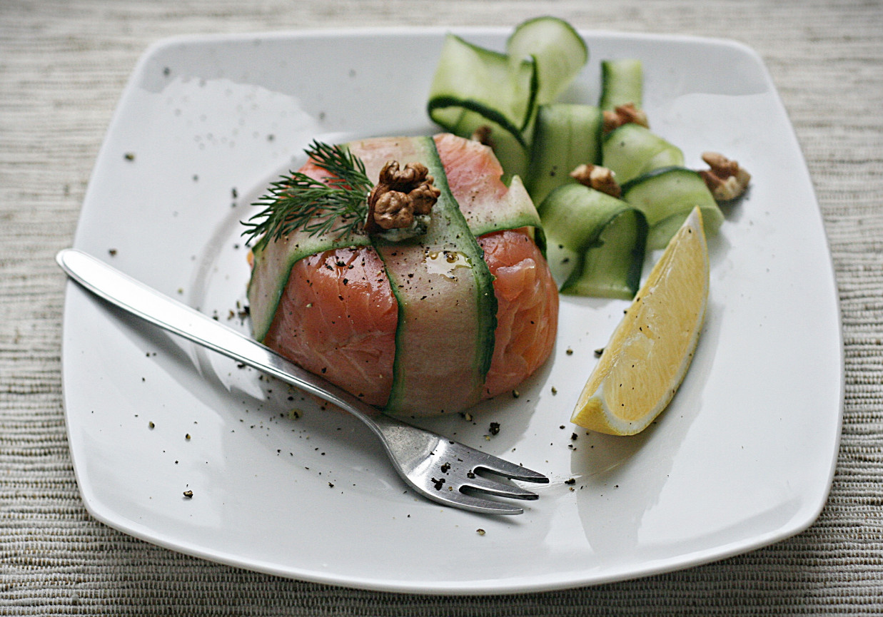 Terrina z awokado, orzechów włoskich i zielonego ogórka z łososiem foto
