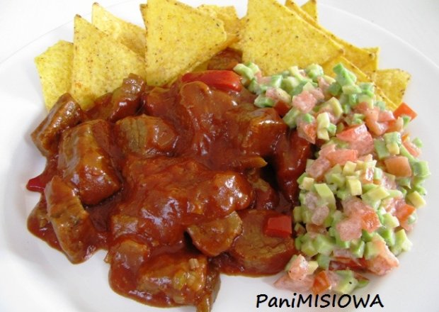 Fotografia przedstawiająca Tex Mex - wołowe chili z nachos i guacamole
