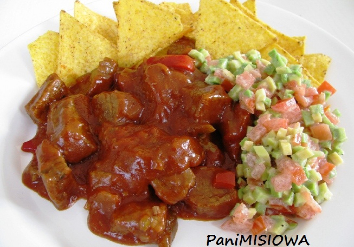 Tex Mex - wołowe chili z nachos i guacamole foto