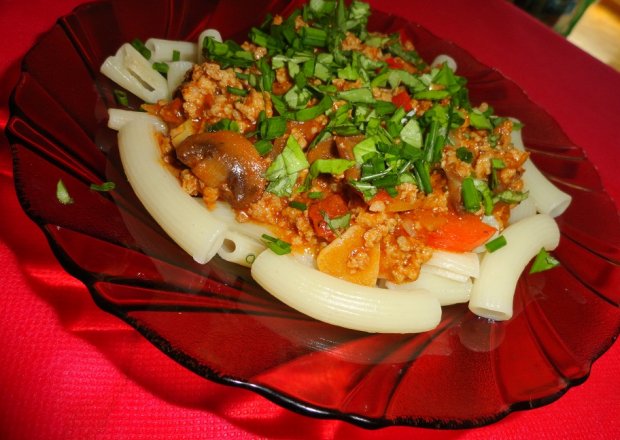 Fotografia przedstawiająca Tikka masala z mielonym i makaronem
