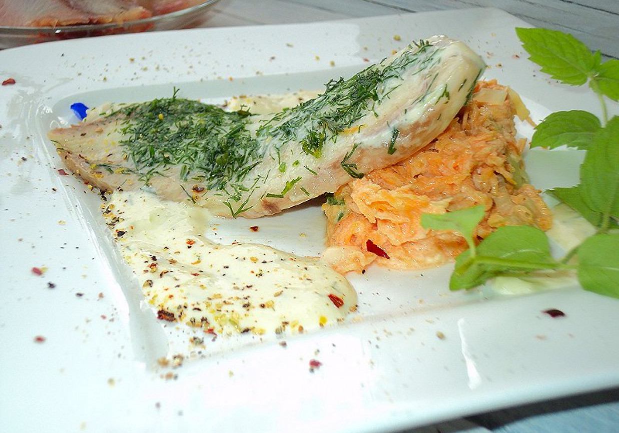 Tilapia parowana z koperkiem i kolorowym pieprzem  z marchewką i serowym sosem foto
