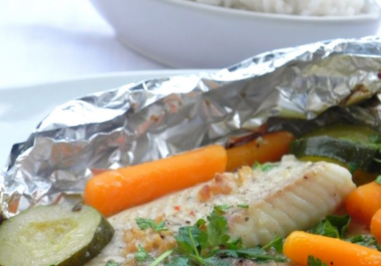 Tilapia w papilotach z masłem, czosnkiem i winem DoradcaSmaku.pl