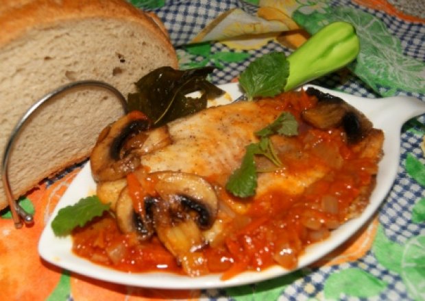 Fotografia przedstawiająca Tilapia w sosie warzywnym na ciepło