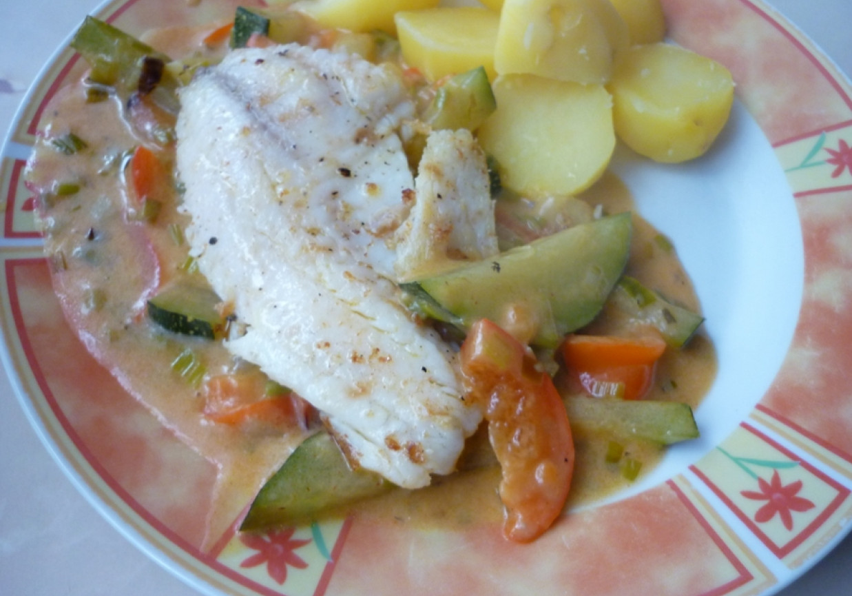 Tilapia w warzywach foto