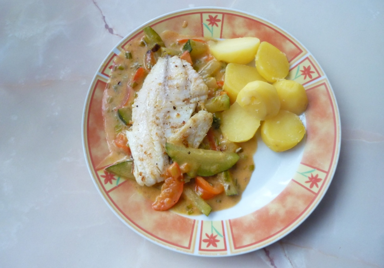 Tilapia w warzywach foto