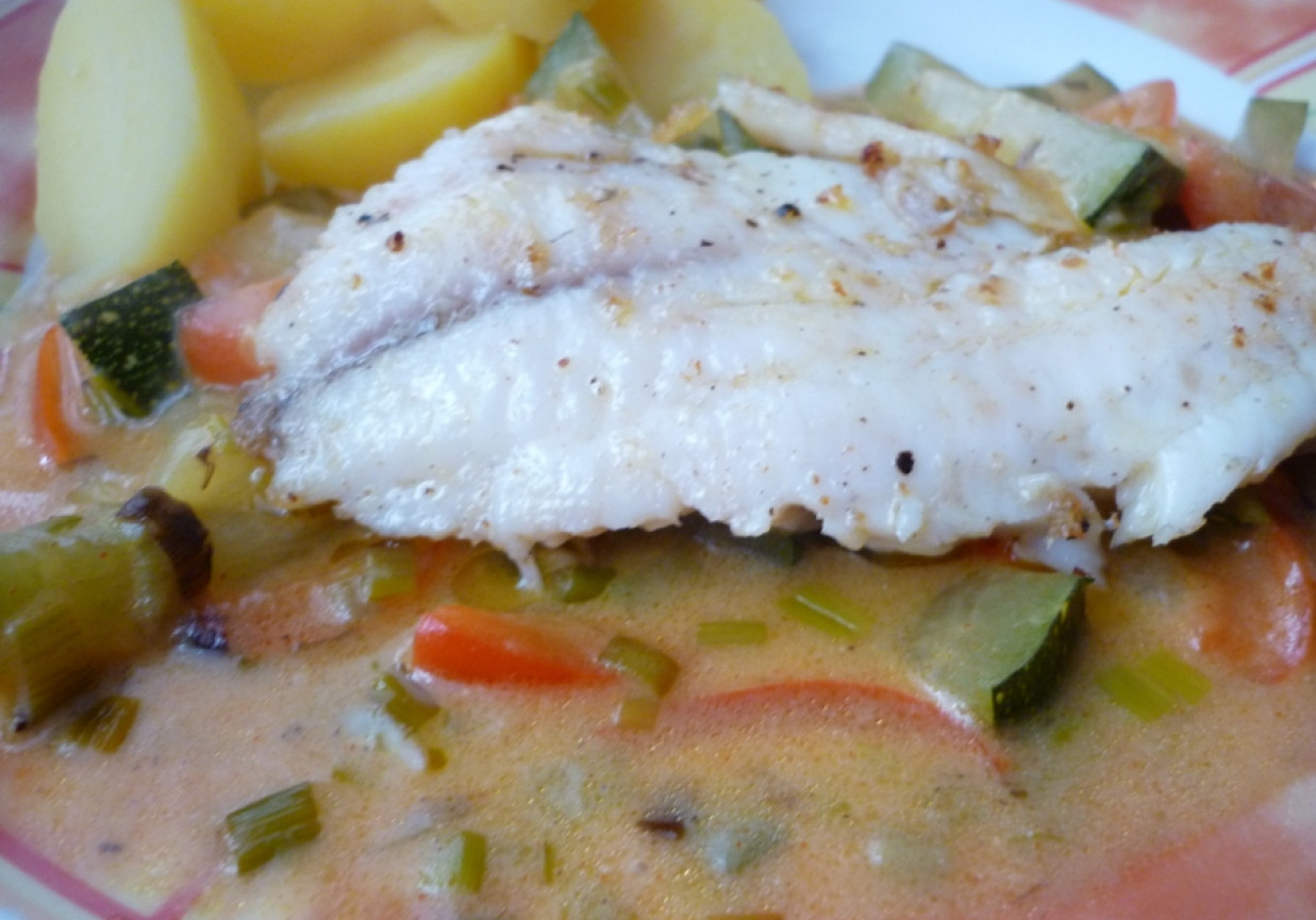 Tilapia w warzywach foto