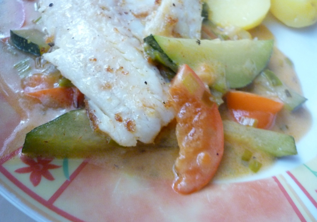Tilapia w warzywach foto