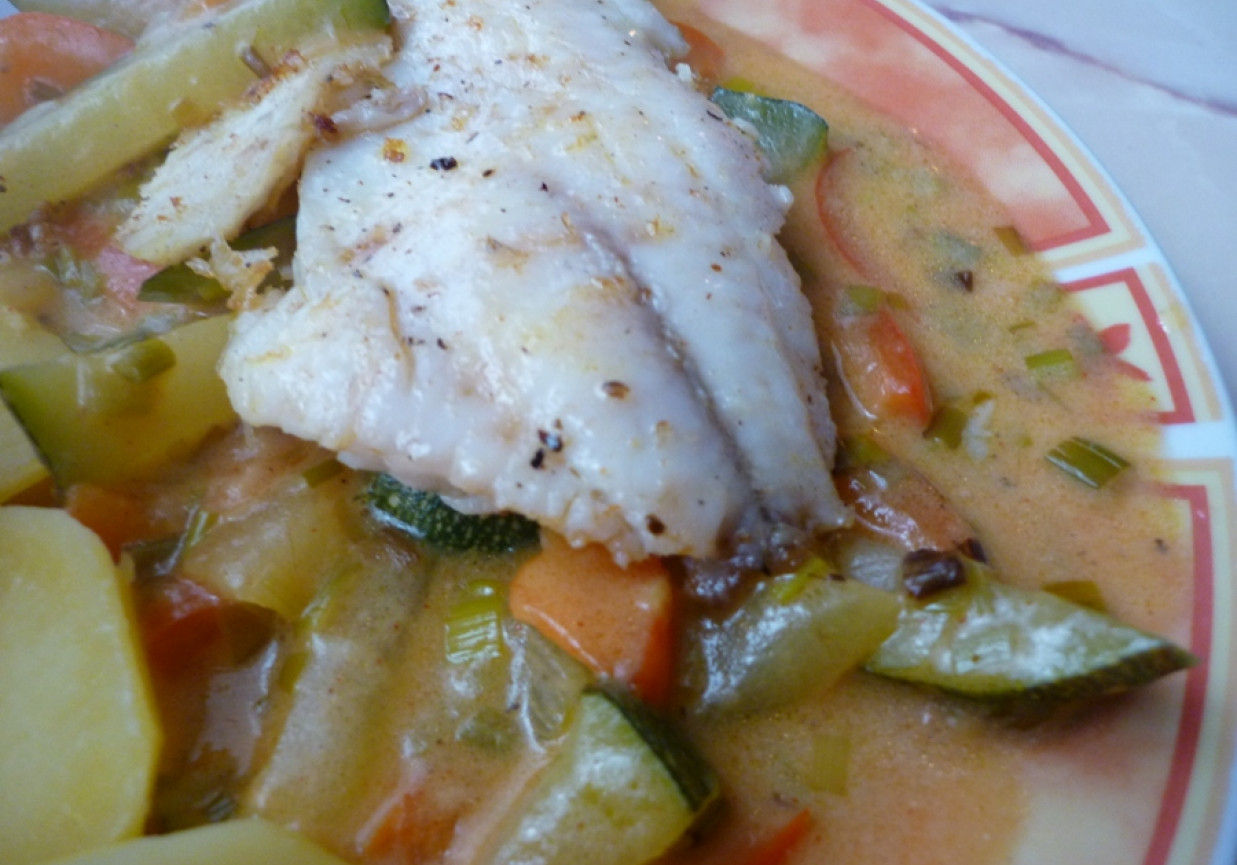 Tilapia w warzywach foto