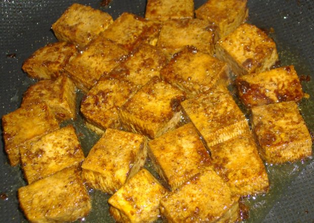Fotografia przedstawiająca Tofu marynowane i smażone