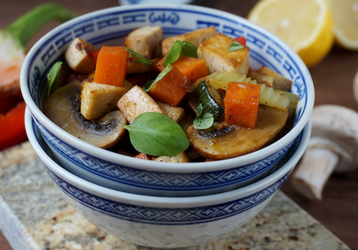 Tofu smażone z warzywami foto