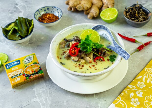 Fotografia przedstawiająca TOM KHA GAI, czyli tajska zupa gal(ang)owa w wersji nieco spolszczonej
