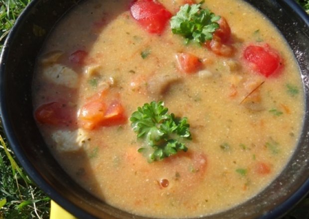 Fotografia przedstawiająca Tom Kha Gai - tajska ostra zupa z kurczakiem i grzybami