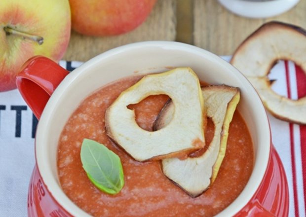 Fotografia przedstawiająca Tomato bisque z sokiem z jabłek