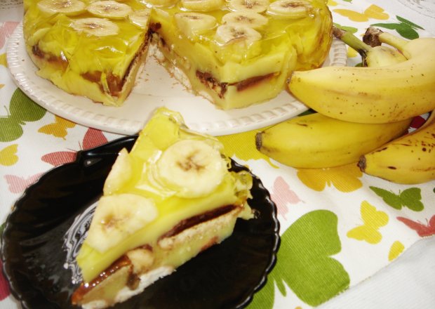 Fotografia przedstawiająca Torcik bananowy bez pieczenia z delicjami i galaretką