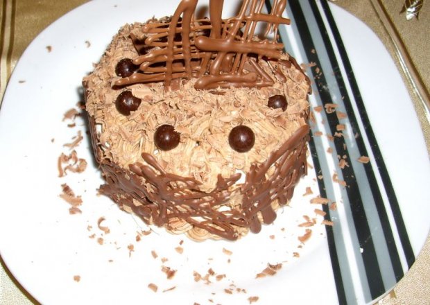 Fotografia przedstawiająca Torcik bezowo czekoladowy - w wersji mini.