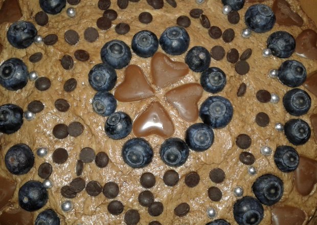 Fotografia przedstawiająca Torcik biszkoptowy z czekoladą i borówkami amerykańskimi