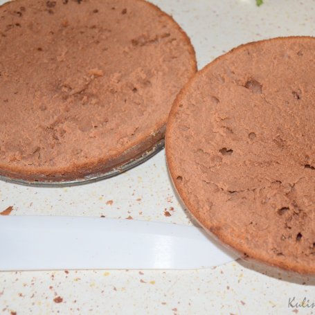 Krok 3 - Torcik czekoladowy z kiwi foto