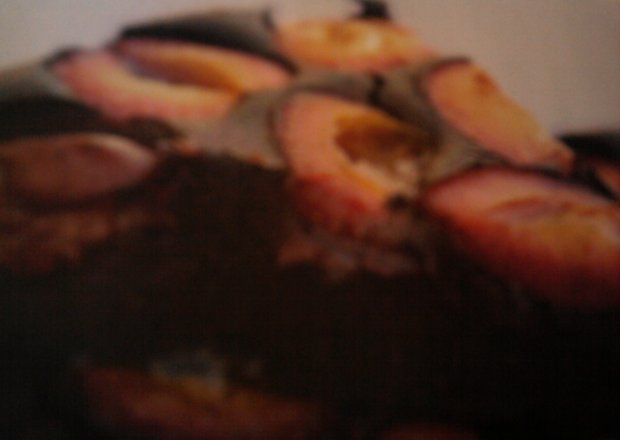 Fotografia przedstawiająca Torcik czekoladowy ze śliwkami