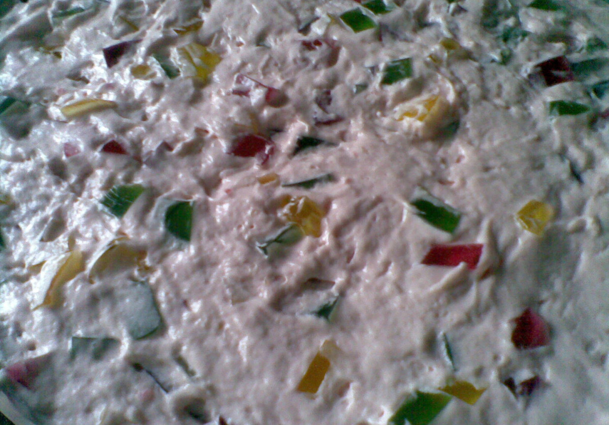 torcik jogurtowy z kolorowymi galaretkami foto