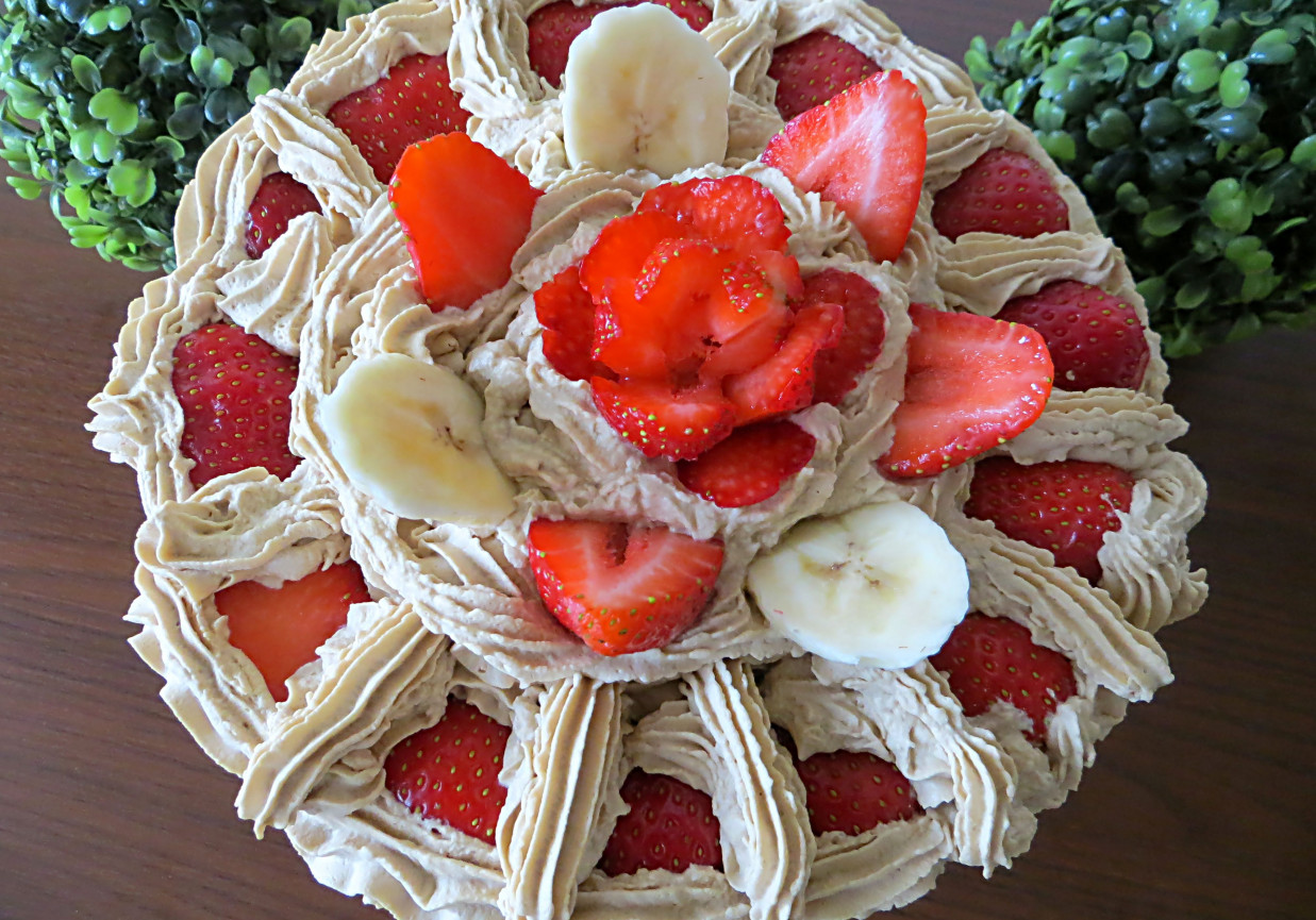 Torcik kawowo-truskawkowy foto