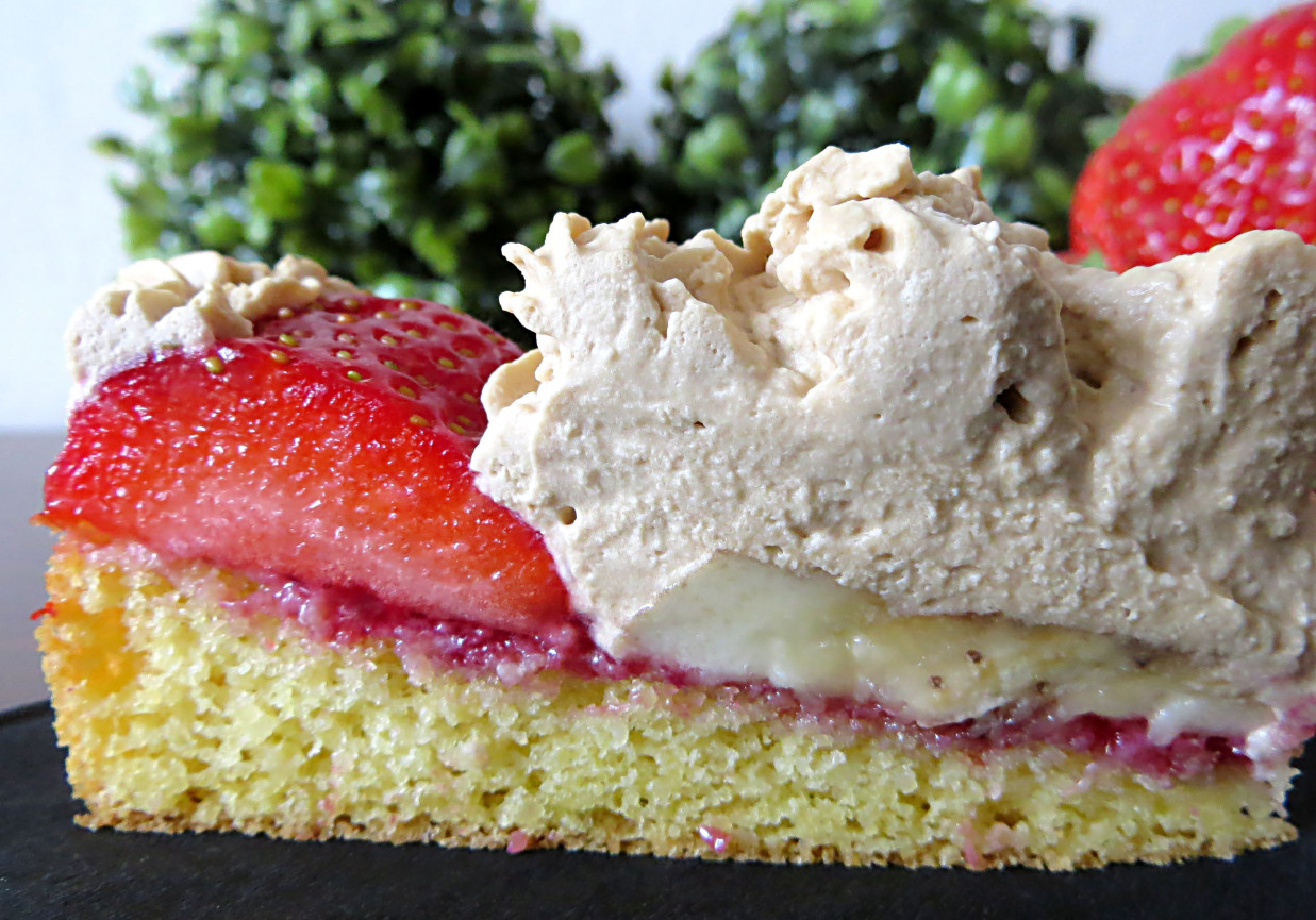 Torcik kawowo-truskawkowy foto