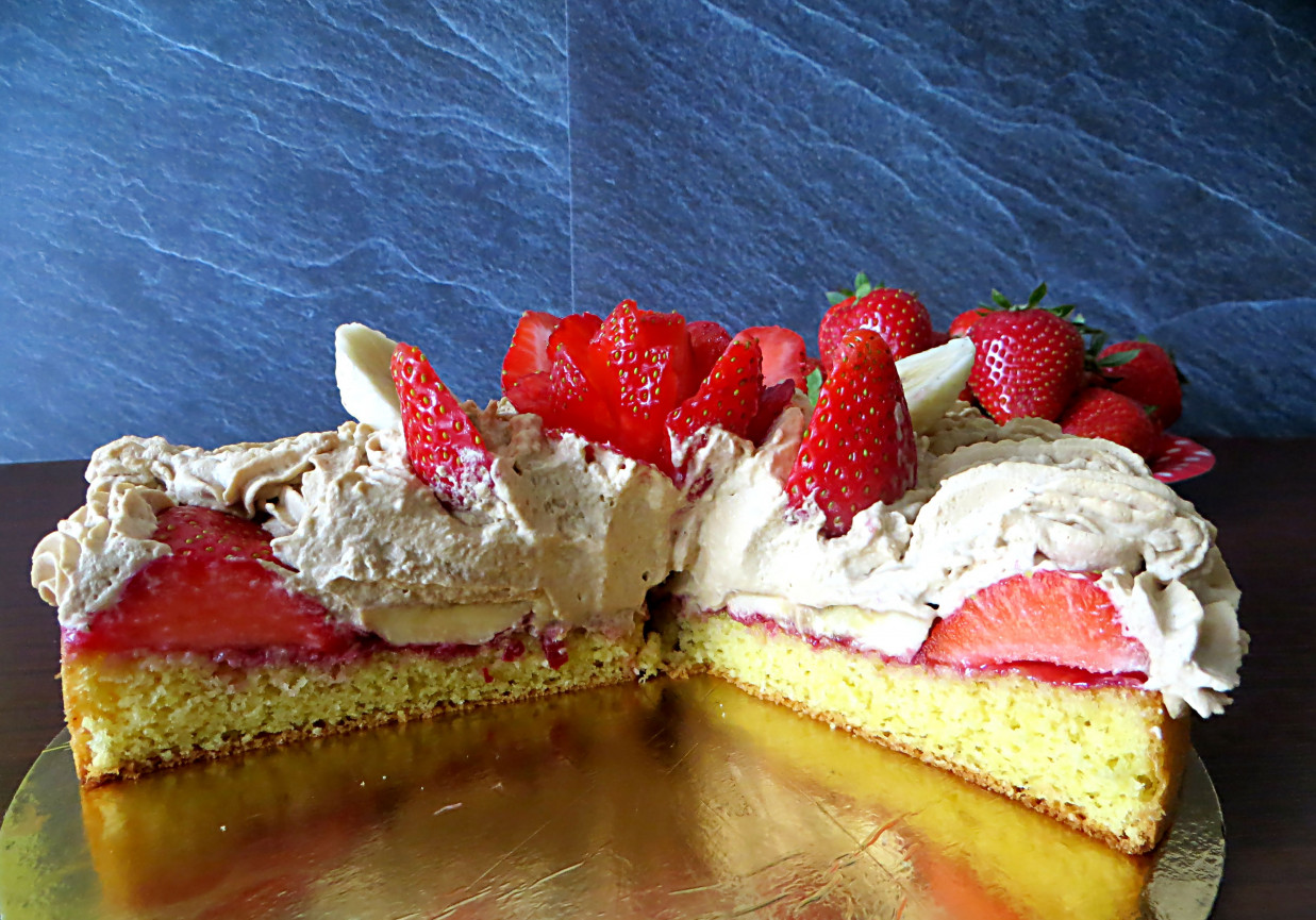 Torcik kawowo-truskawkowy foto