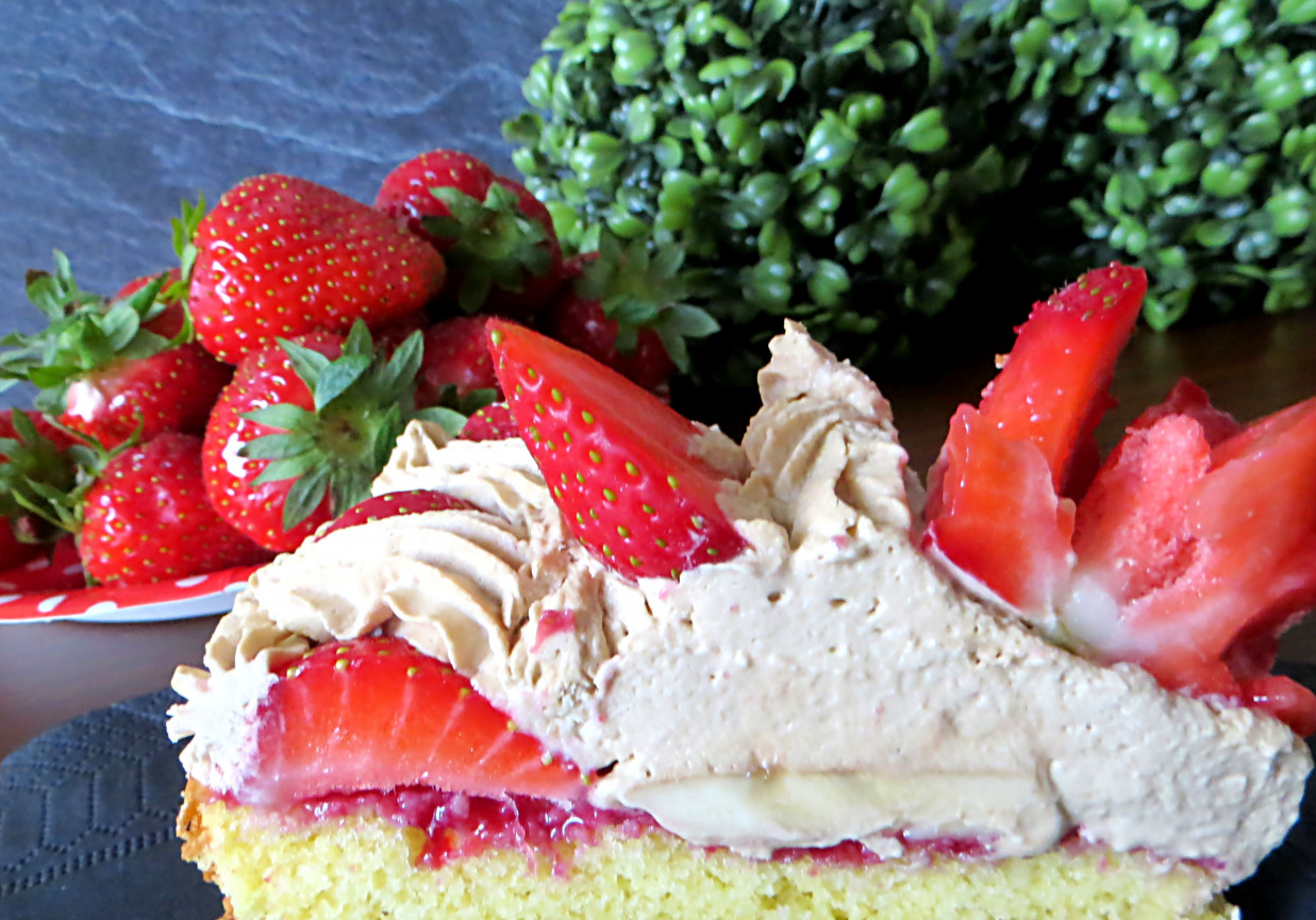 Torcik kawowo-truskawkowy foto