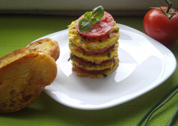 Fotografia przedstawiająca Torcik omletowy z grzankami