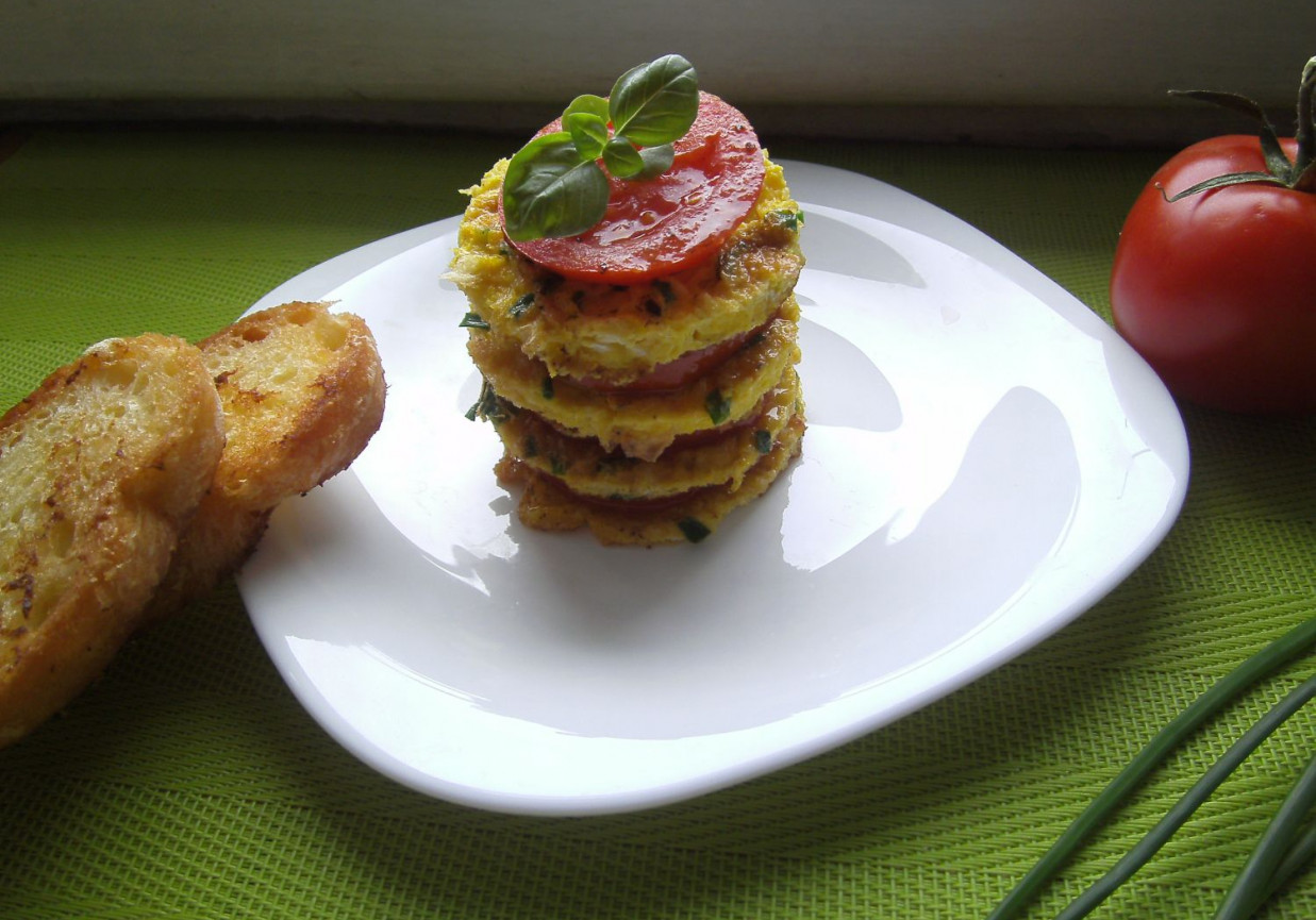 Torcik omletowy z grzankami foto