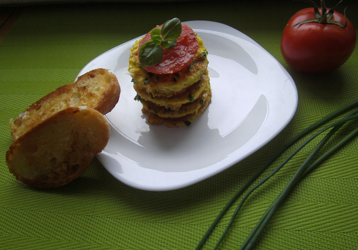 Torcik omletowy z grzankami foto
