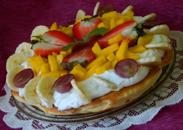 Fotografia przedstawiająca Torcik omletowy z owocami