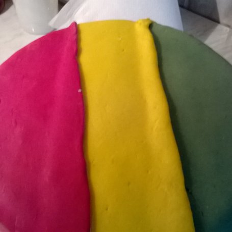 Krok 5 - torcik w kolorach reagge dla nastolatki foto