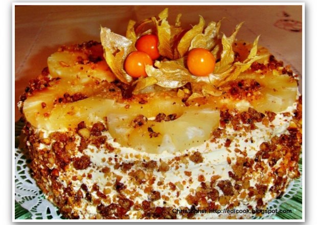 Fotografia przedstawiająca Tort ananasowy z migdałowym krokantem.