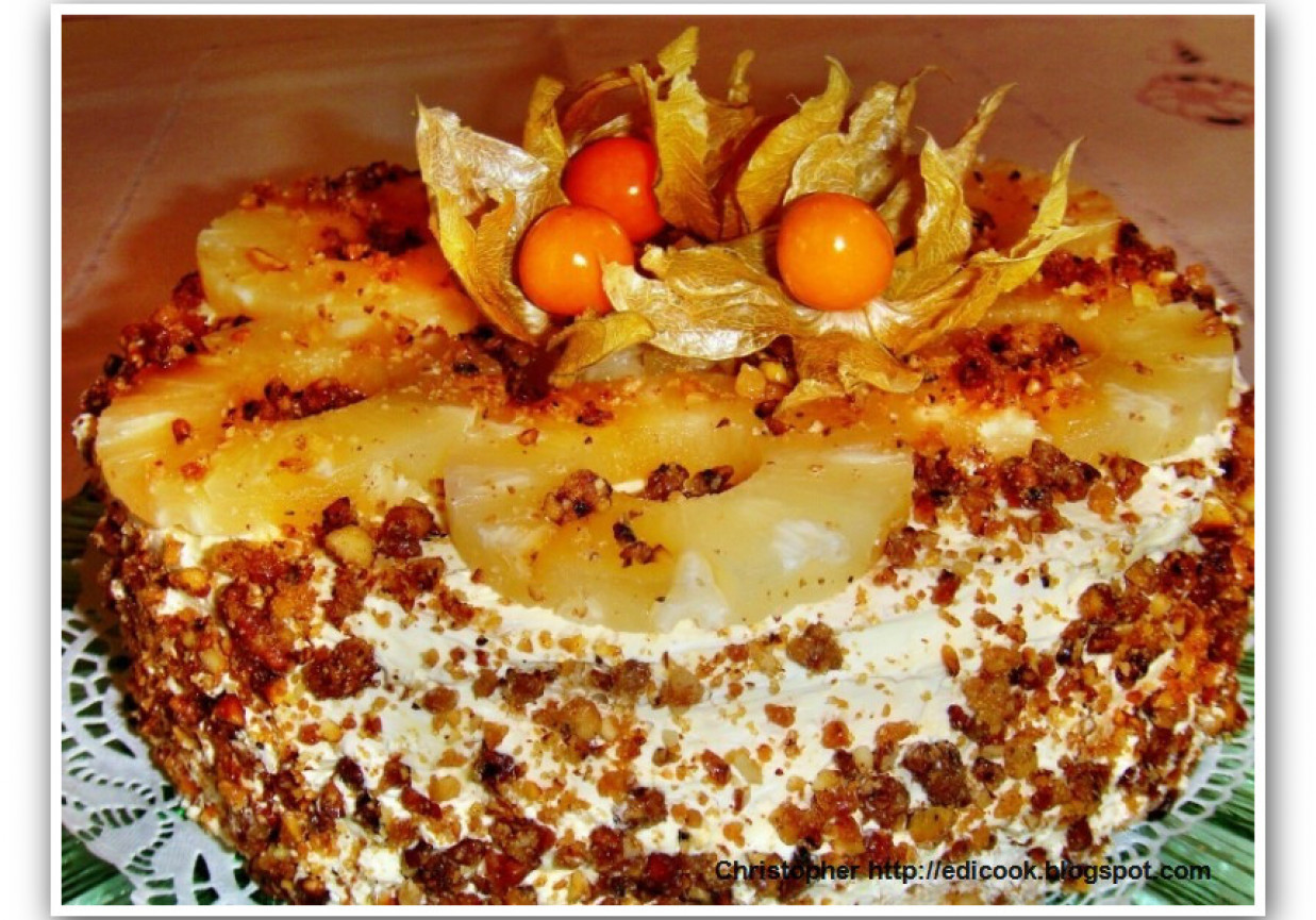 Tort ananasowy z migdałowym krokantem. foto