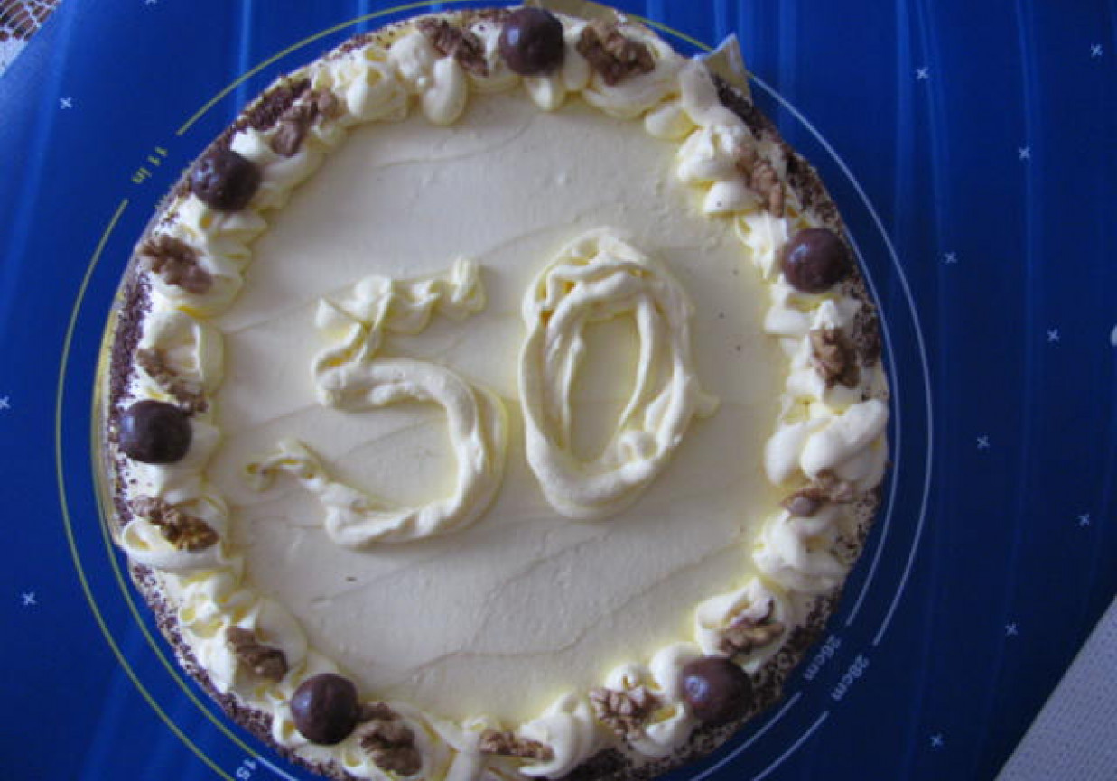 Tort bezowy na gotowym spodzie foto