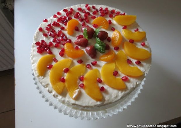 Fotografia przedstawiająca Tort bezowy - owocowy