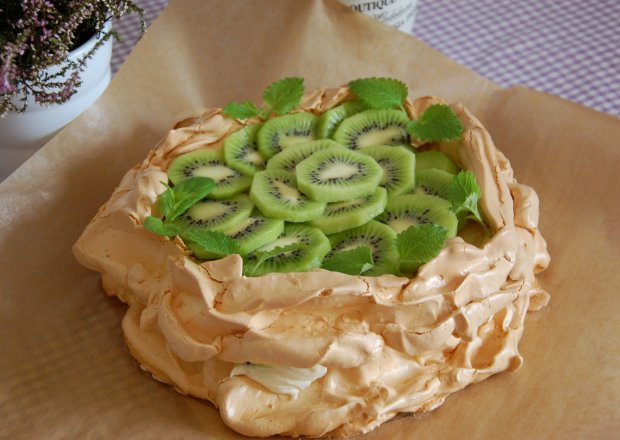 Fotografia przedstawiająca tort bezowy Pavlova z kiwi i kremem miętowym