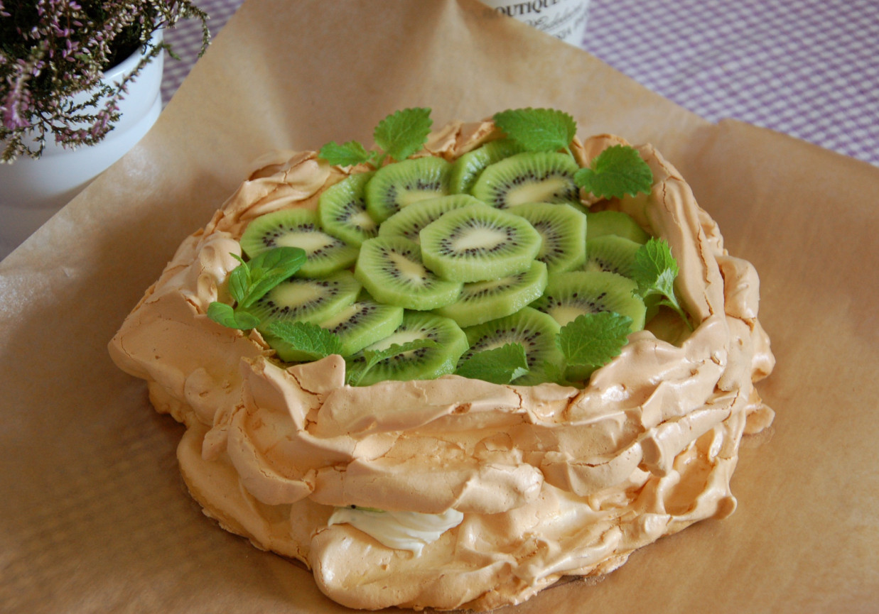 tort bezowy Pavlova z kiwi i kremem miętowym foto