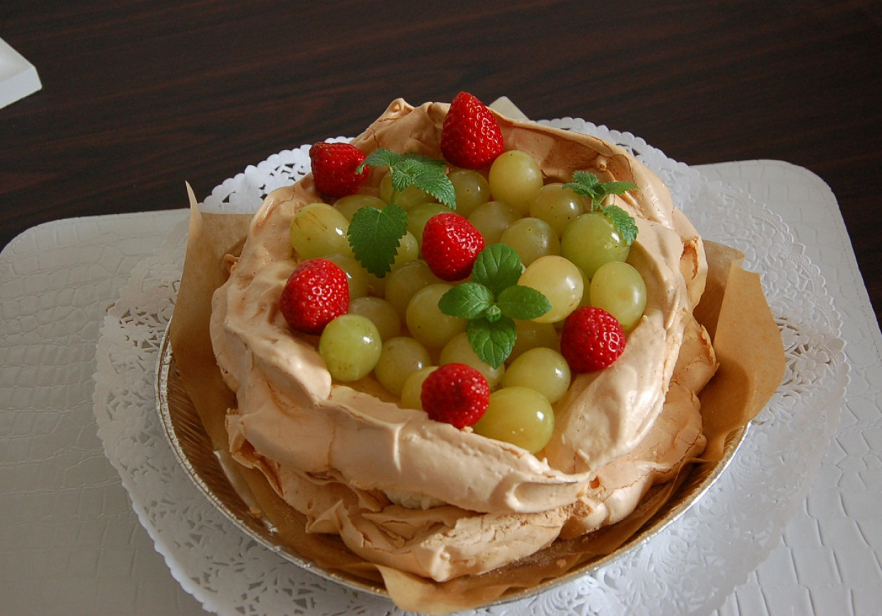 Tort bezowy Pavlova z kremem winogronowym foto
