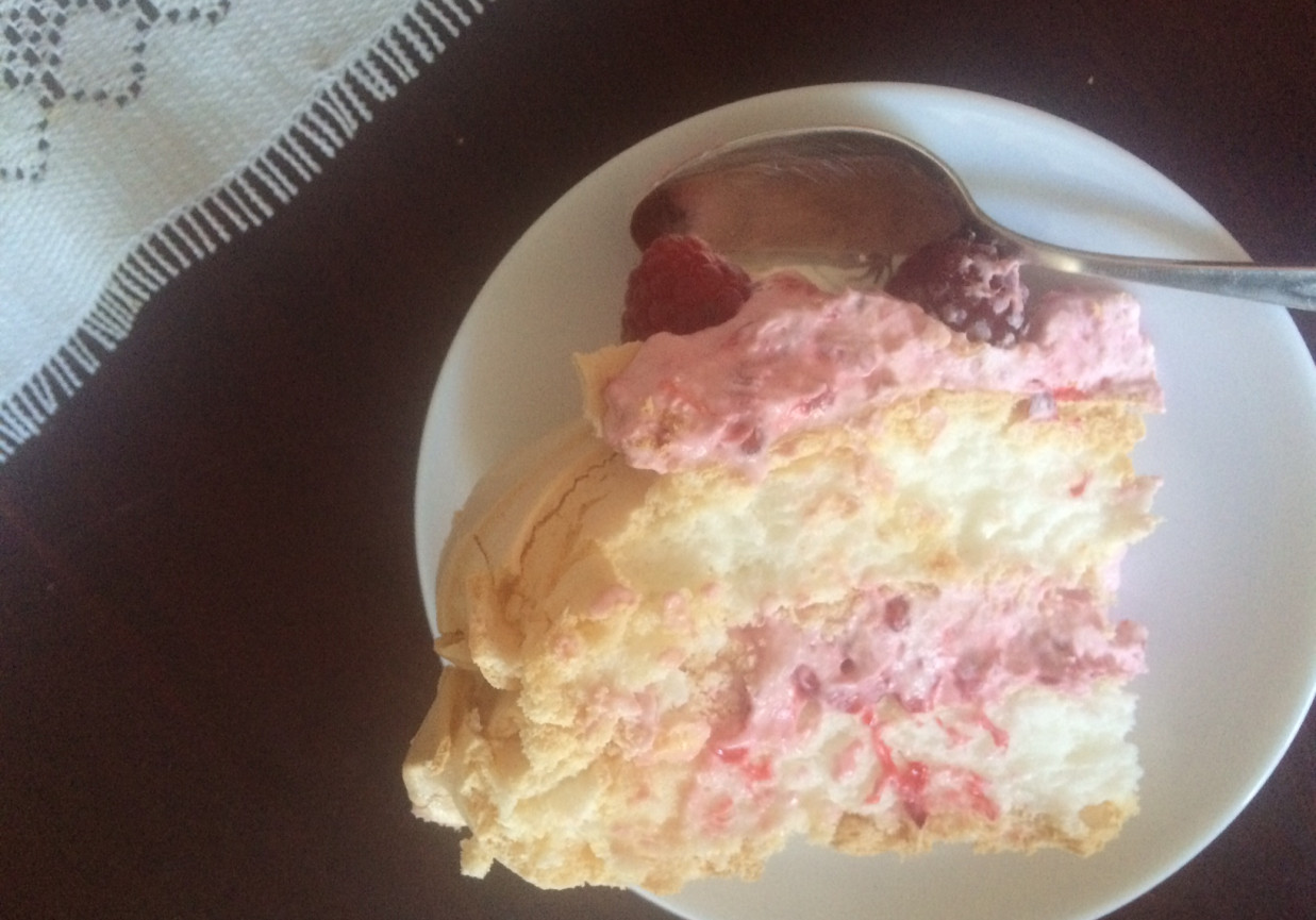 Tort bezowy z kremem malinowym foto