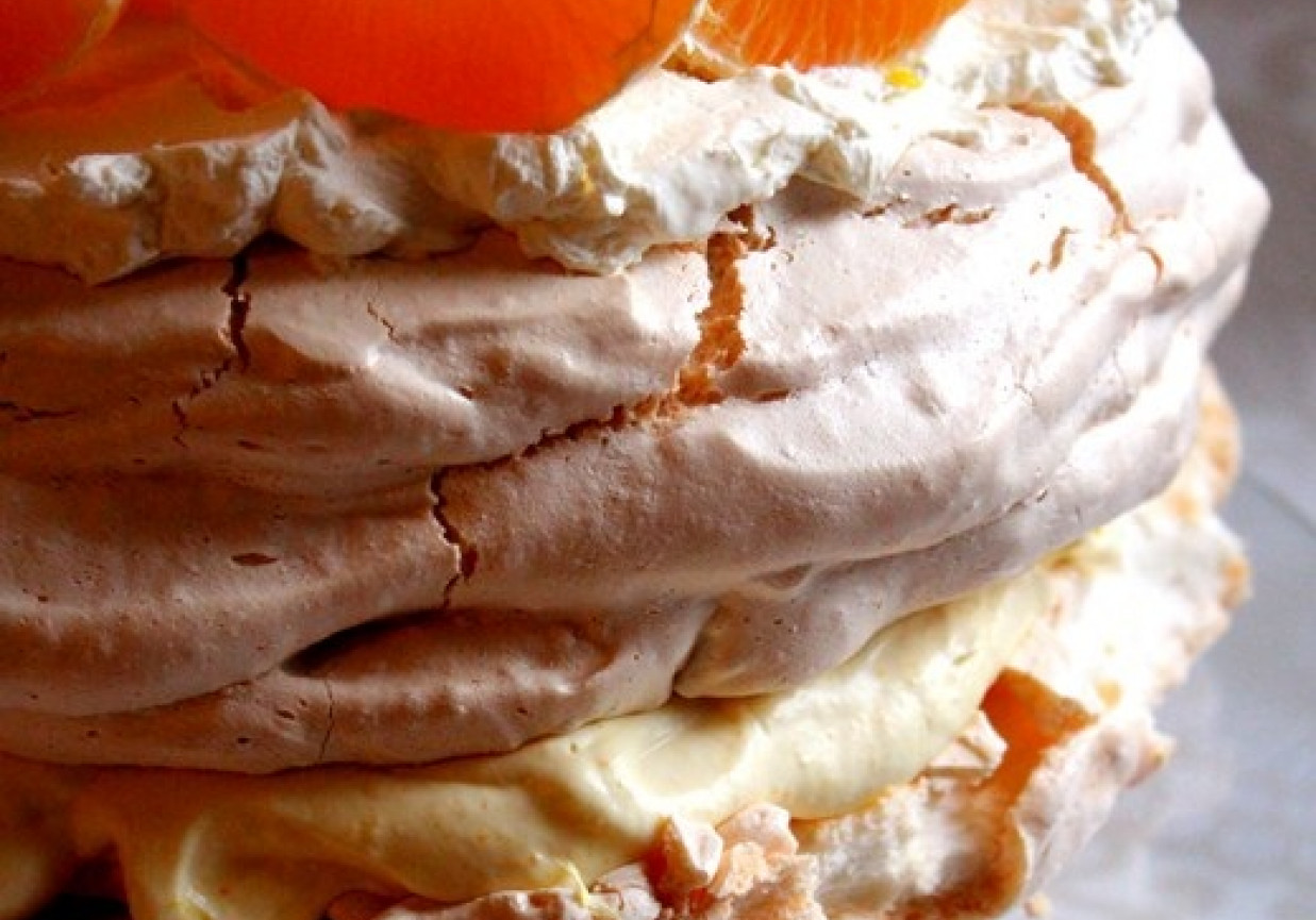 Tort bezowy z kremem pomarańczowym i bitą śmietaną foto