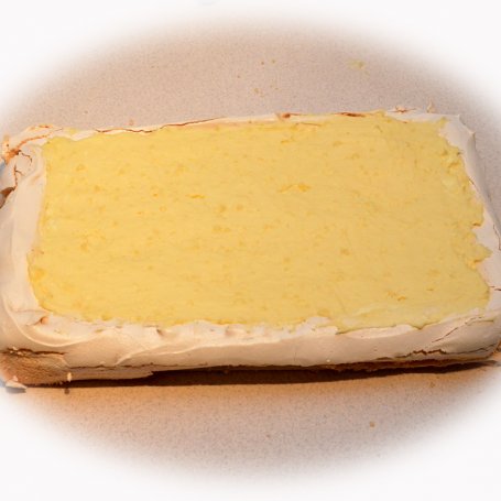 Krok 6 - Tort bezowy z masą budyniową foto