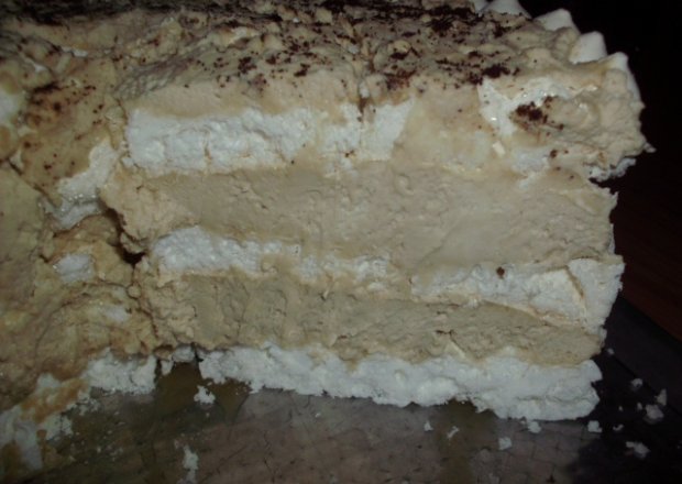 Fotografia przedstawiająca Tort bezowy z masą mascarpone