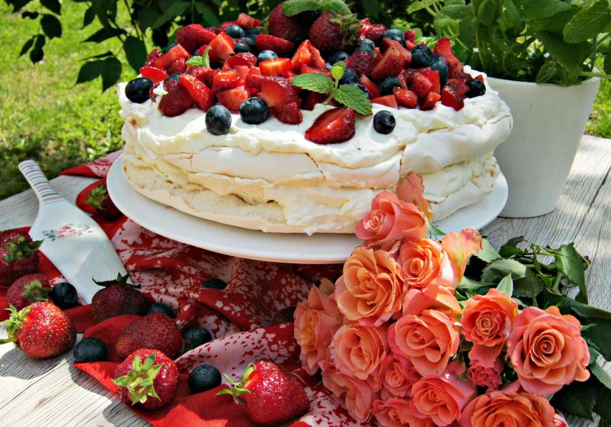 Tort bezowy z owocami i kremem z białej czekolady i mięty foto