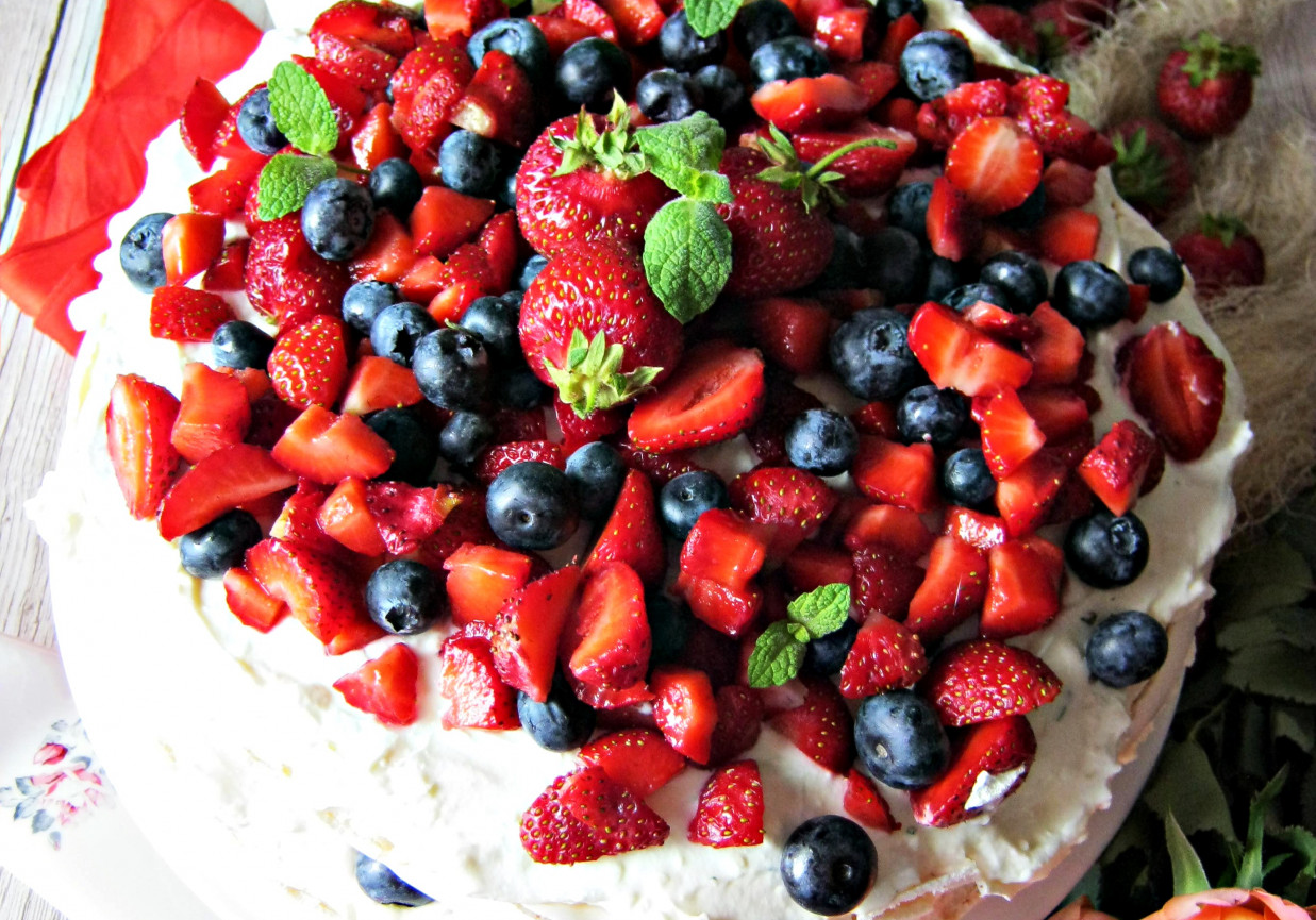 Tort bezowy z owocami i kremem z białej czekolady i mięty foto