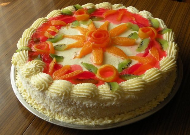 Fotografia przedstawiająca tort bezowy z owocami